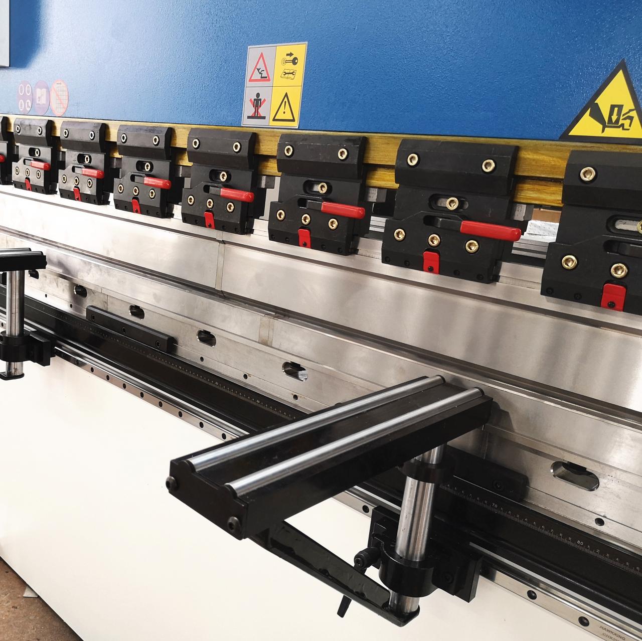 160t-4000 4-teljeline CNC hüdrauliline painutusmasin vajutage piduri