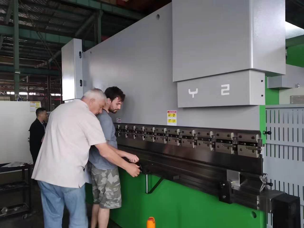 63 tonni metallist terasplekist plaadi painutusmasin CNC hüdrauliline presspidur metallitöötlemiseks