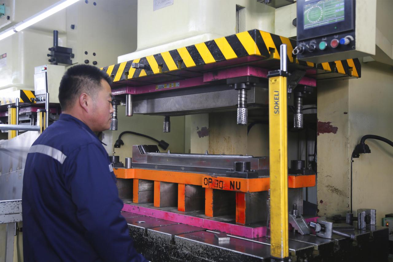 80-tonnine CNC-stantsimismasin, hind C raami võimsusega press Väike hüdrauliline pressmasin