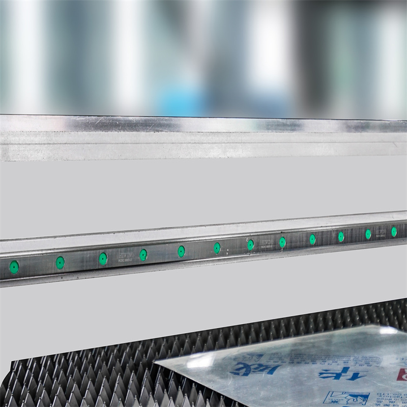 Hiina rauast laserlõikamismasin hind 4000 W metall-lehtkiudlaseriga lõikamismasin